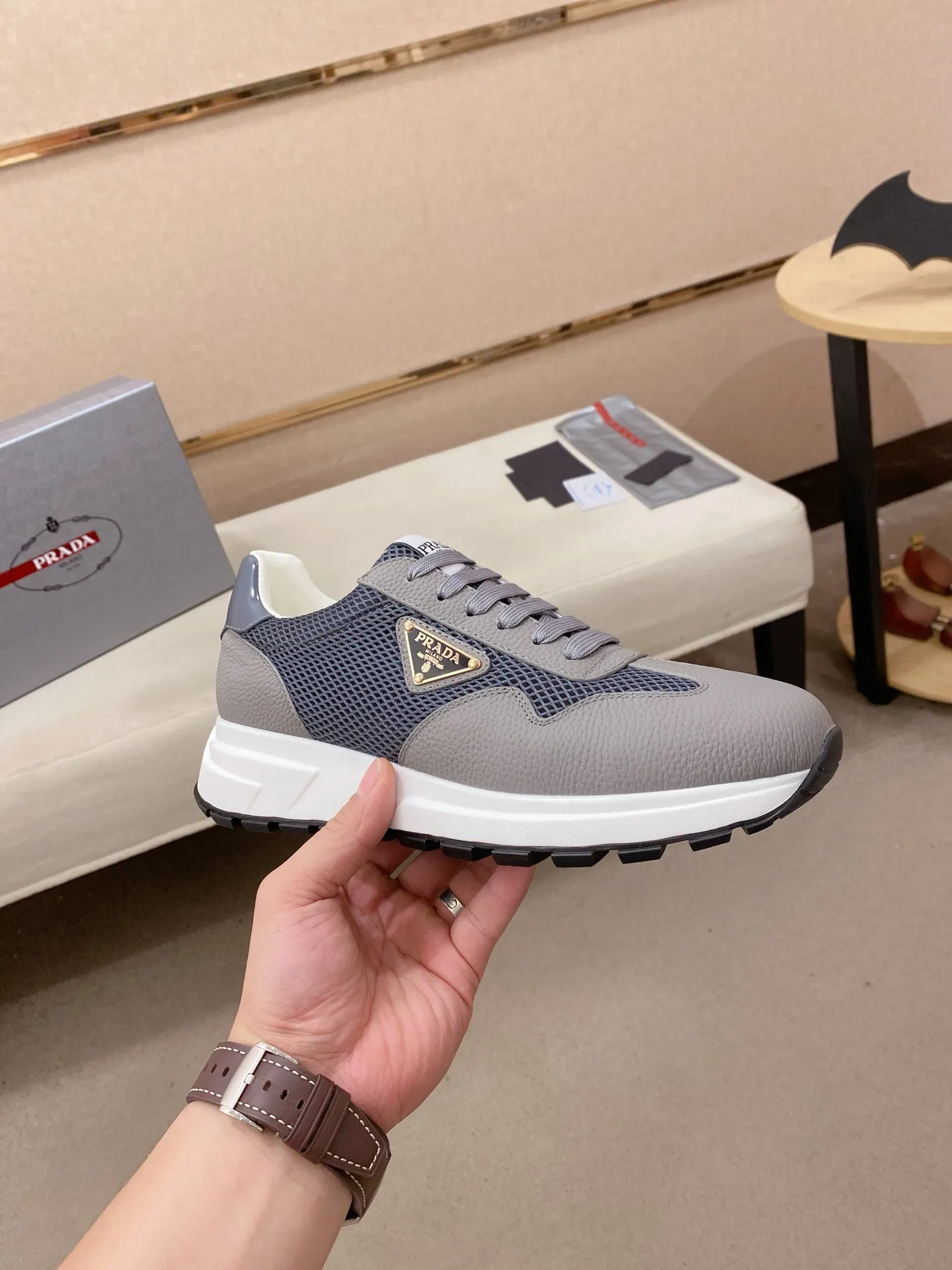 Men's shoes 💰 580💰 ✔️✔️✔️High version High-quality new PRADA (Prada) counters are launched simultaneously, new men's shoes, 😘fabrics are selected from first-layer cowhide fabrics. Lining: Imported cowhide leather lining. 👍🏿High-end☄️Open-molded non-slip rubber outsole, exquisite lines, simple and elegant, comfortable and high-end for leisure travel. Code number: 38 to 45